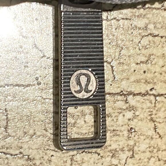 Lululemon Everywhere Belt Bag 1L in Chambray (Light Gray/Silver) W9CEYS EUC - Picture 11 of 12